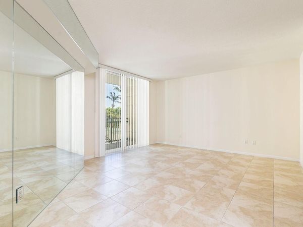 403 S Sapodilla Avenue, Unit 203, West Palm Beach, FL 33401