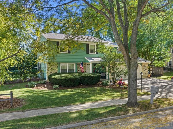 1001 Canterbury Ln, Waukesha, WI 53188