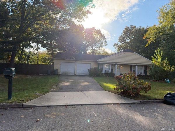 6 Mount Snow Lane , Coram, NY 11727
