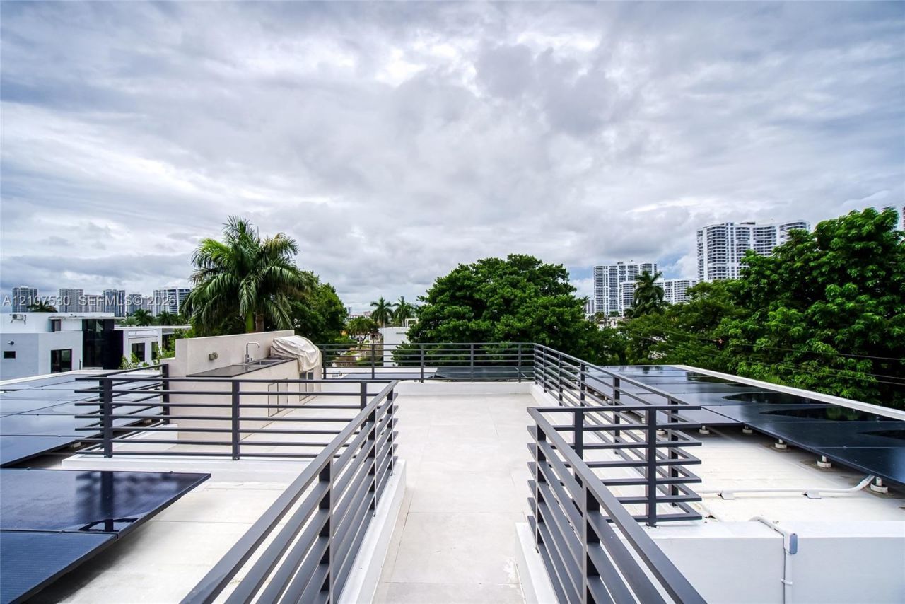 311 SE 189th St., Sunny Isles Beach, FL 33160 Photo