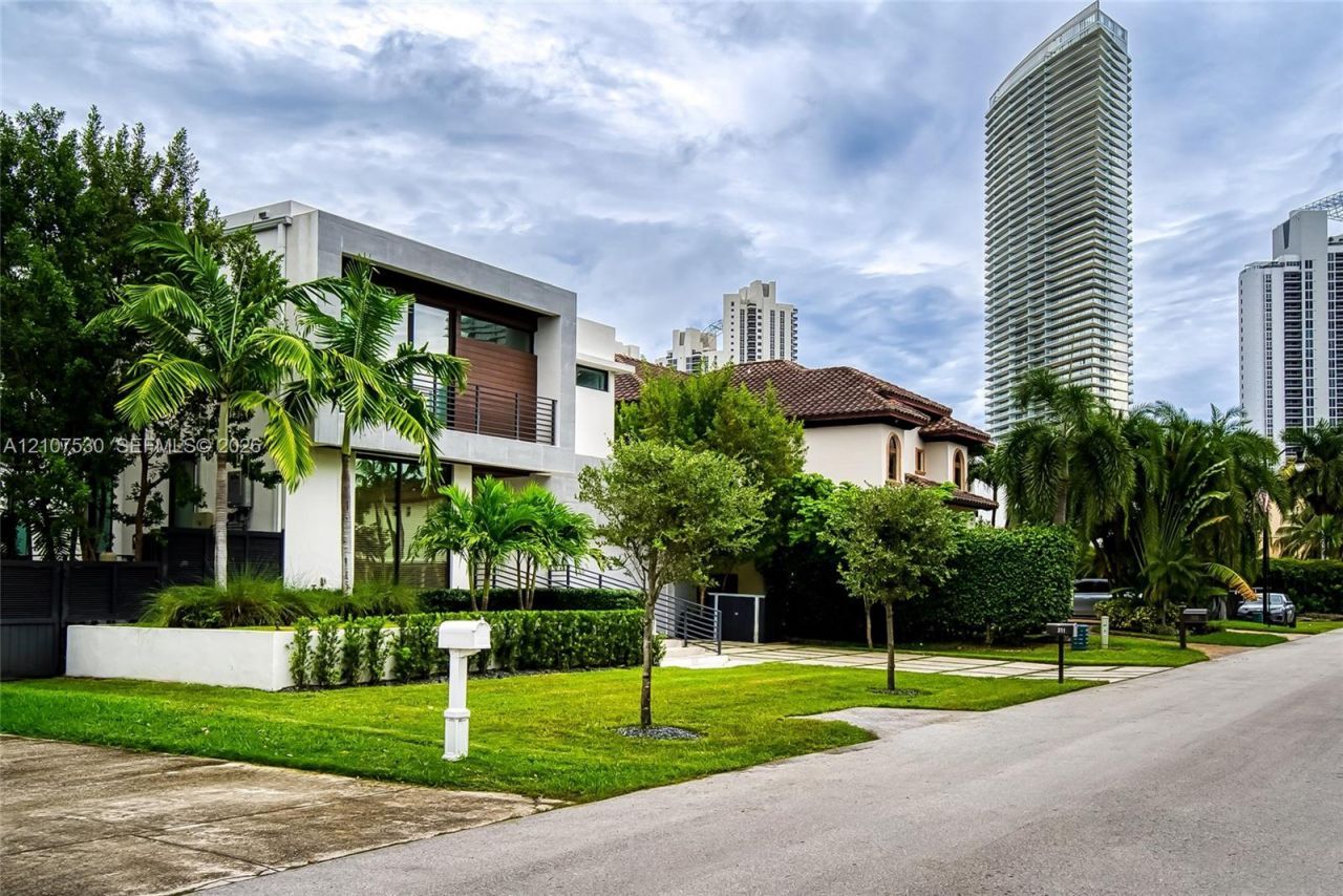 311 SE 189th St., Sunny Isles Beach, FL 33160 Photo