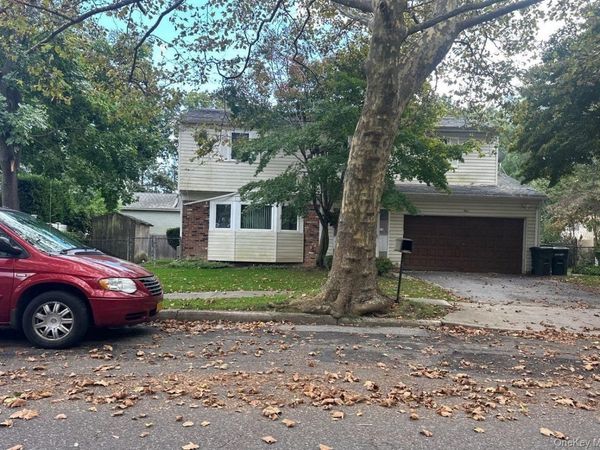 4 Shire Court , Greenlawn, NY 11740