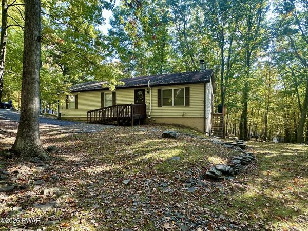 105 Maple Court , Hawley, PA 18428