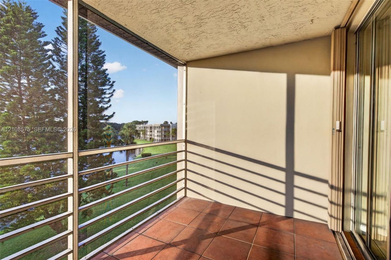 9470 Poinciana Pl , Unit 406, Davie, FL 33324 Photo