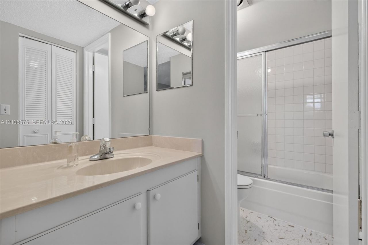 9470 Poinciana Pl , Unit 406, Davie, FL 33324 Photo