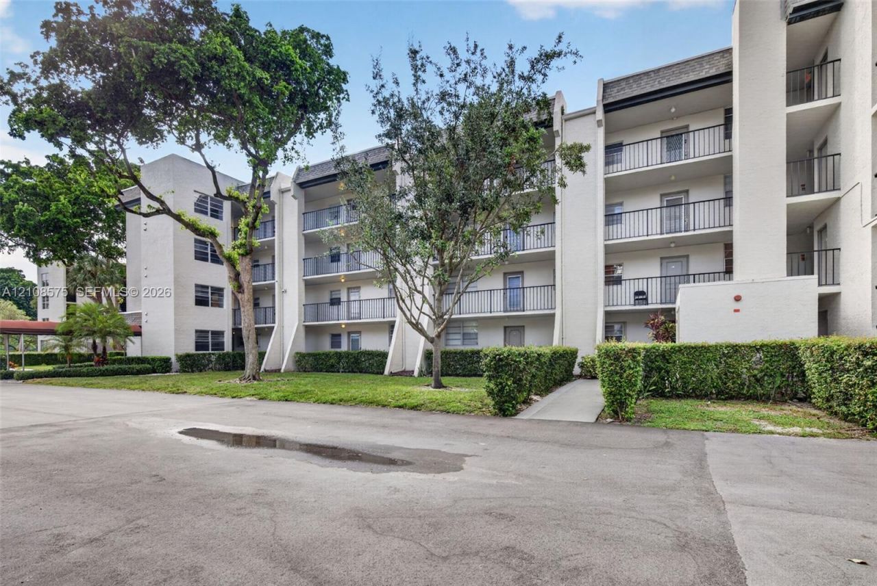 9470 Poinciana Pl , Unit 406, Davie, FL 33324 Photo