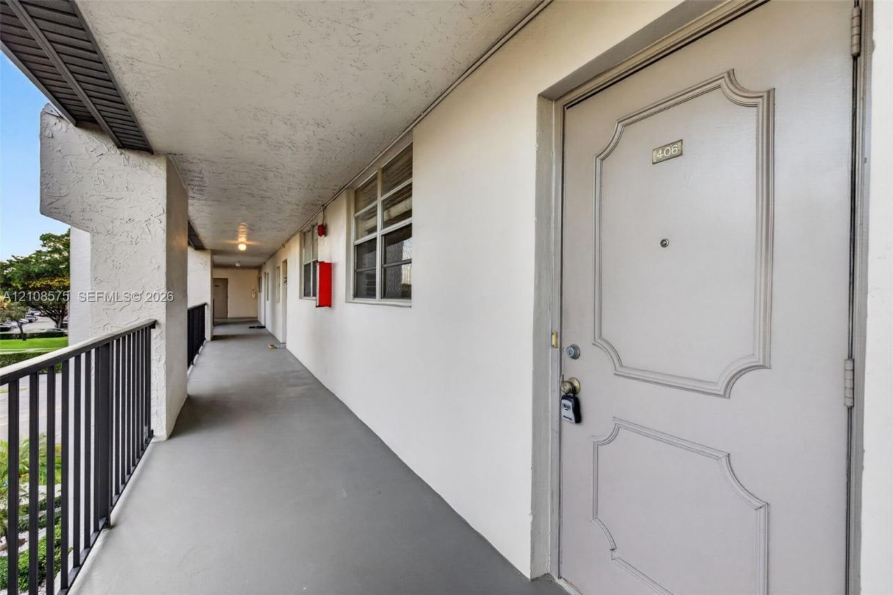 9470 Poinciana Pl , Unit 406, Davie, FL 33324 Photo
