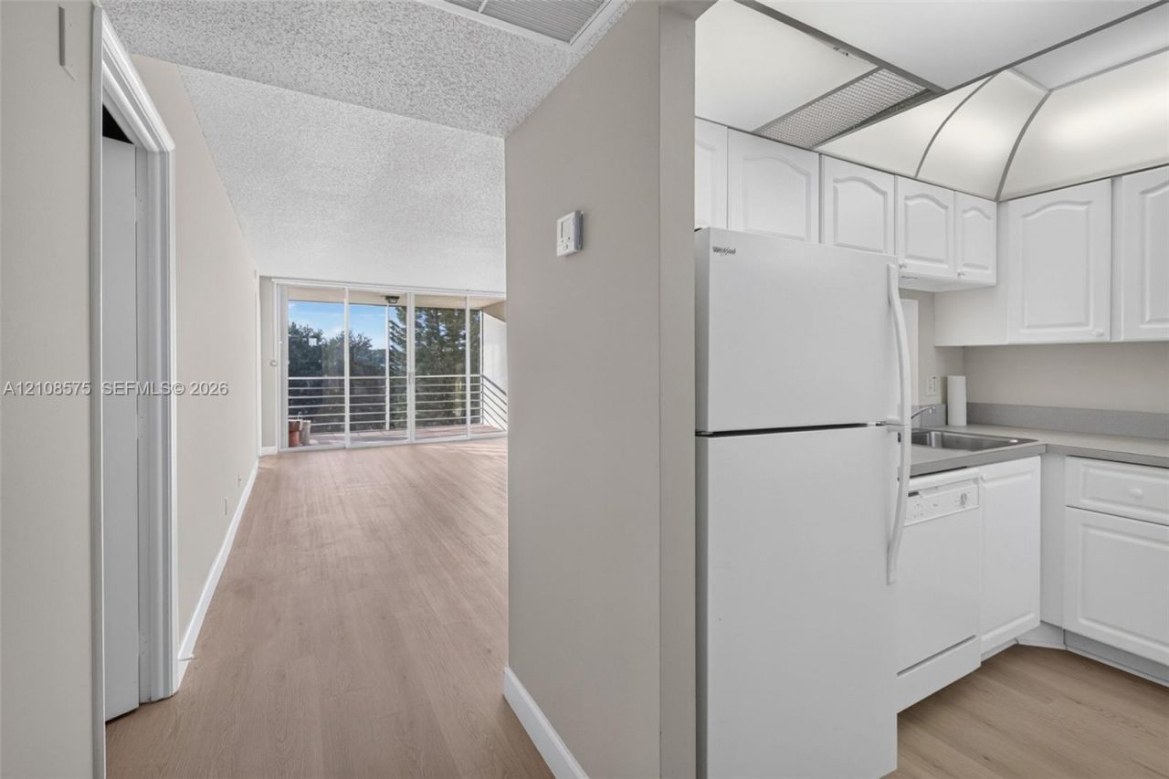 9470 Poinciana Pl , Unit 406, Davie, FL 33324 Photo