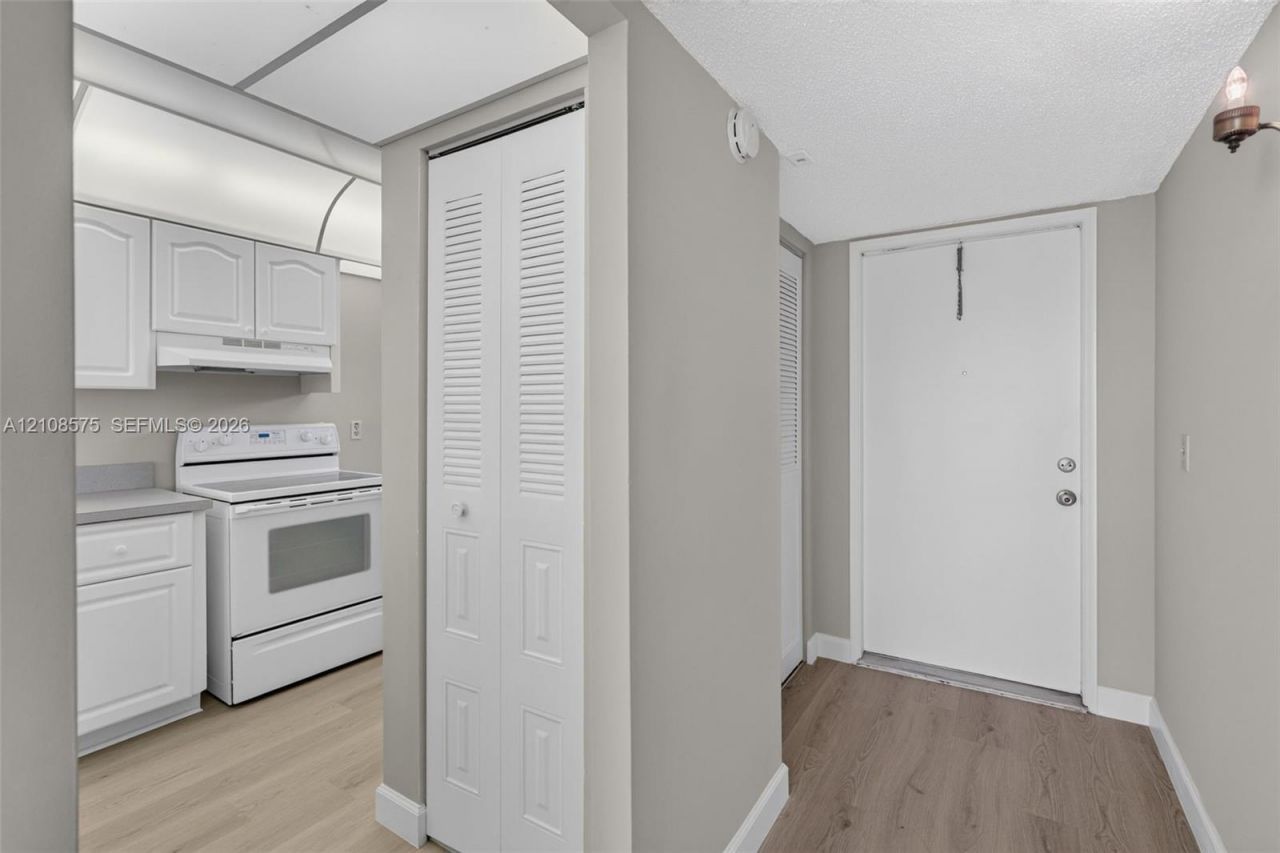 9470 Poinciana Pl , Unit 406, Davie, FL 33324 Photo