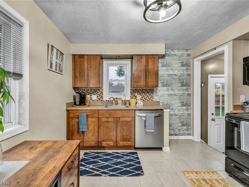 653 Lucille Drive, Elyria, OH 44035 Photo 14