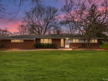 240 E Hurst Drive, Troy, Mi 48085
