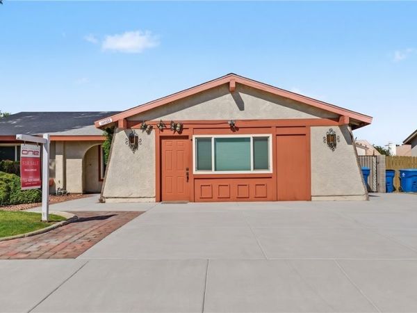 5680 Blossom View Avenue , Las Vegas, NV 89142