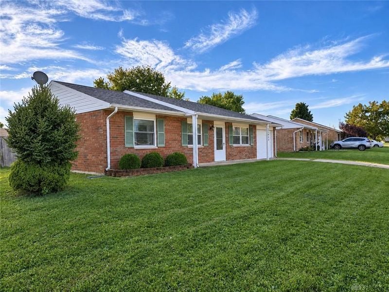 2502 New Castle Drive, Troy, OH 45373 Photo 2