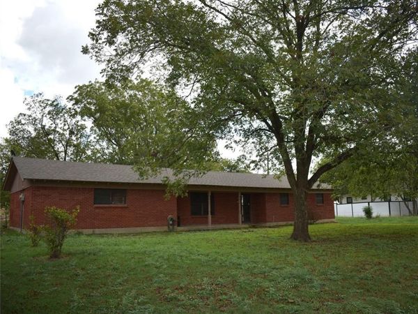 211 S College Street , Itasca, TX 76055