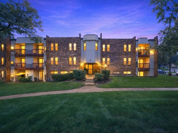 2214 Country Club Drive, Unit 21A, Woodridge, IL 60517