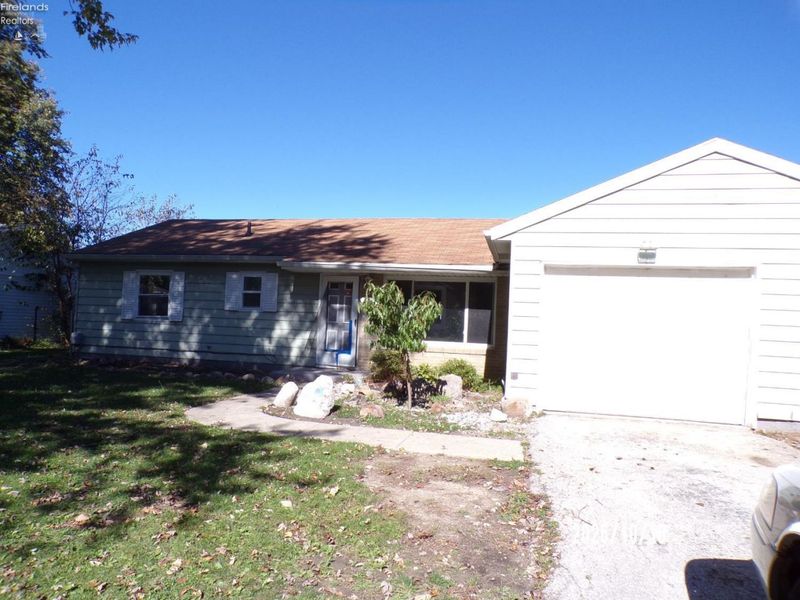 1058 Springwood Drive, Fremont, OH 43420 Photo 1