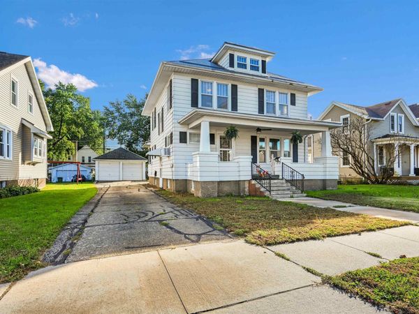 421 1st Ave W , Dyersville, IA 52040