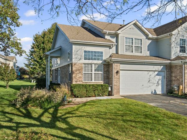 152 Sussex Court, Roselle, IL 60172