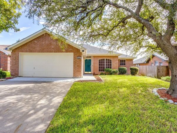 6221 St Leonard Drive, Arlington, TX 76001