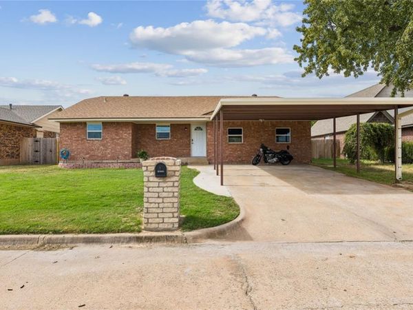 905 Crestmoor Drive, Moore, OK 73160