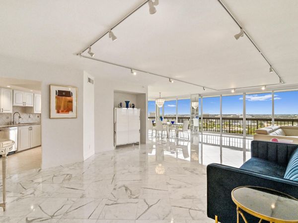1900 CONSULATE Place, Unit 1704, West Palm Beach, FL 33401