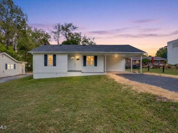 1710 East Unaka Avenue, Johnson City, TN 37601
