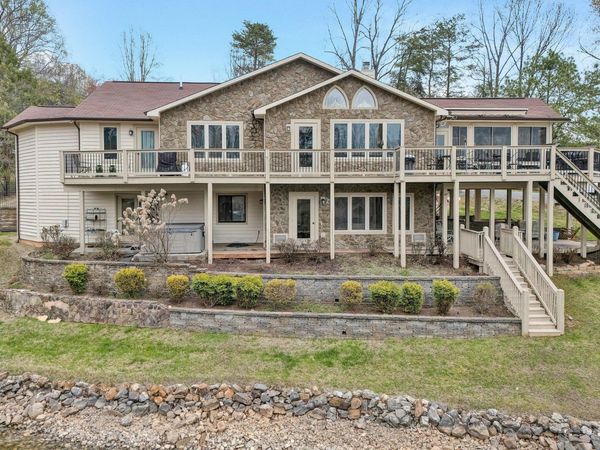 56 Brookside LN , Moneta, VA 24121