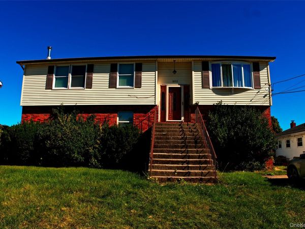 1095 Pinbrook Ct, West Hempstead, NY 11552