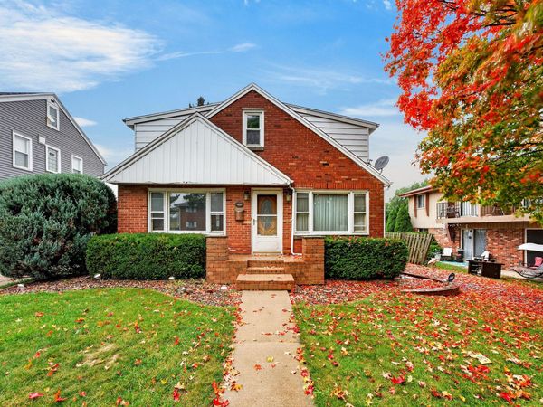 2123 S 102 St, West Allis, WI 53227