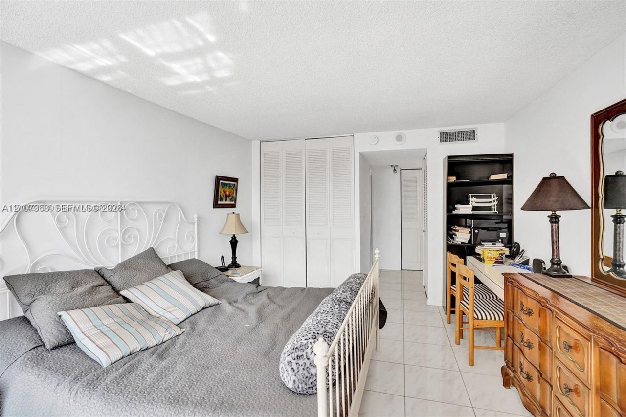 251 174th St , Unit 415, Sunny Isles Beach, FL 33160 Photo