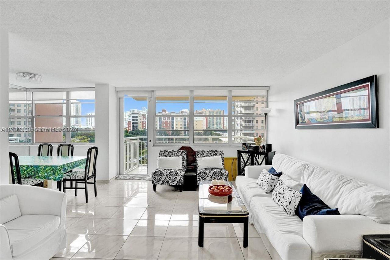 251 174th St , Unit 415, Sunny Isles Beach, FL 33160 Photo