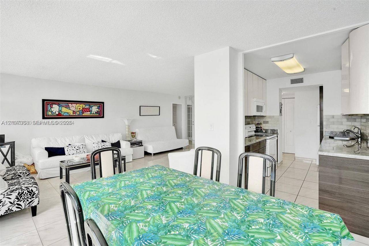 251 174th St , Unit 415, Sunny Isles Beach, FL 33160 Photo