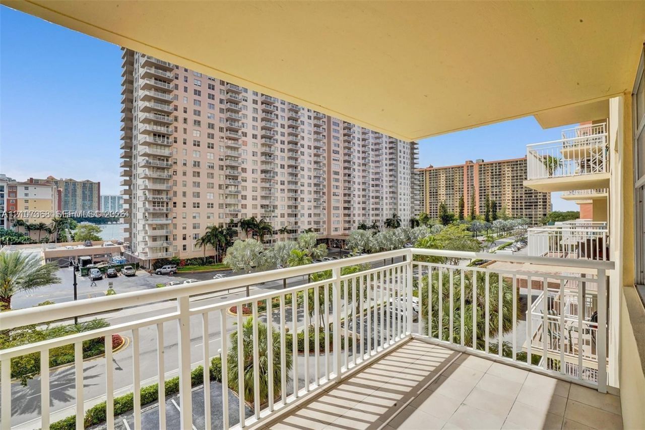 251 174th St , Unit 415, Sunny Isles Beach, FL 33160 Photo