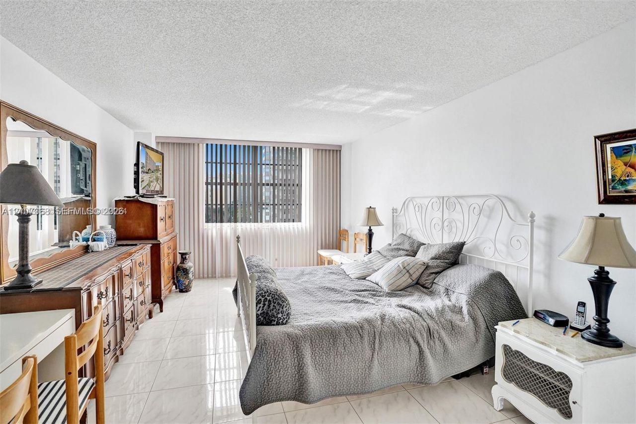 251 174th St , Unit 415, Sunny Isles Beach, FL 33160 Photo