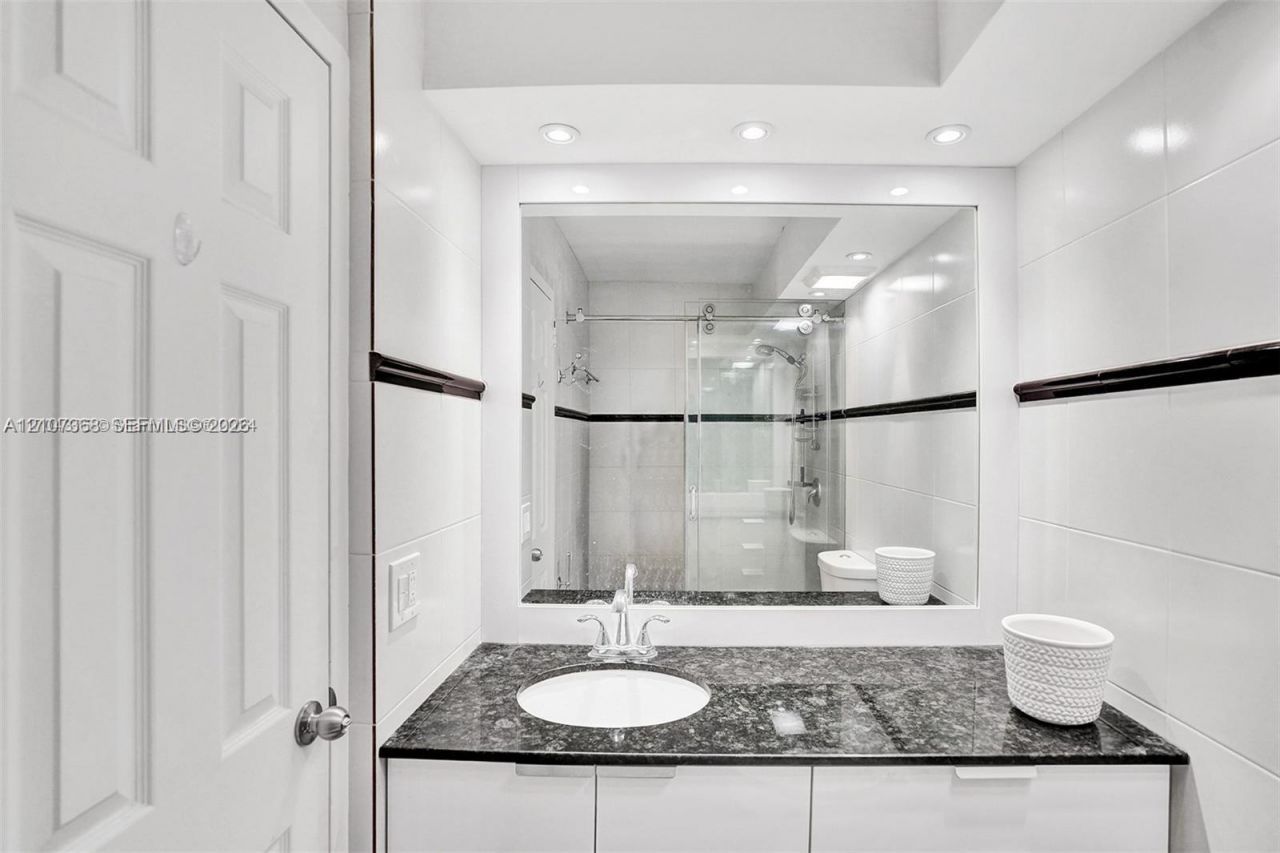 251 174th St , Unit 415, Sunny Isles Beach, FL 33160 Photo