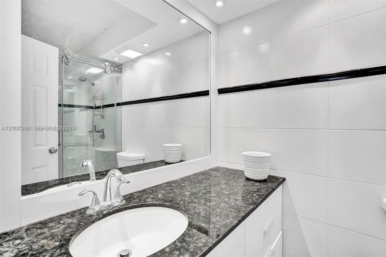 251 174th St , Unit 415, Sunny Isles Beach, FL 33160 Photo