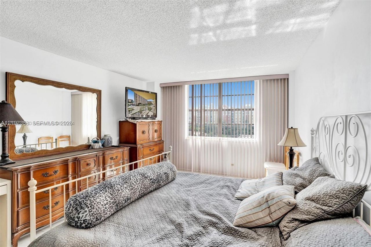 251 174th St , Unit 415, Sunny Isles Beach, FL 33160 Photo