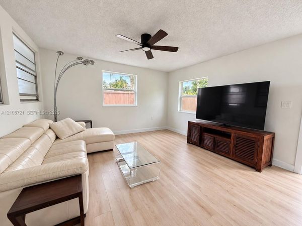 6561 SW 32nd St , Miami, FL 33155