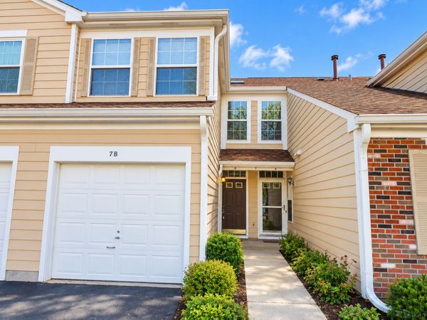 7 Polk Court, Unit B, Streamwood, IL 60107