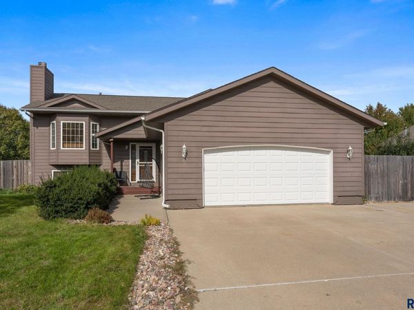 702 E Leonard St, Harrisburg, SD 57032