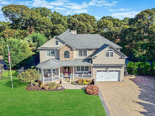 10 Privet Court , Smithtown, NY 11787