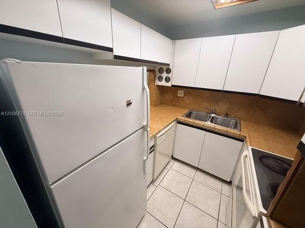 1555 W 44th Pl , Unit 319, Hialeah, FL 33012