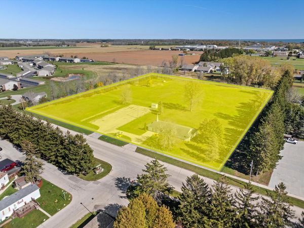 2101 Johnston DRIVE, Manitowoc, WI 54220