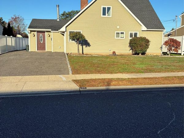24 Wheelbarrow Lane , Wantagh, NY 11793