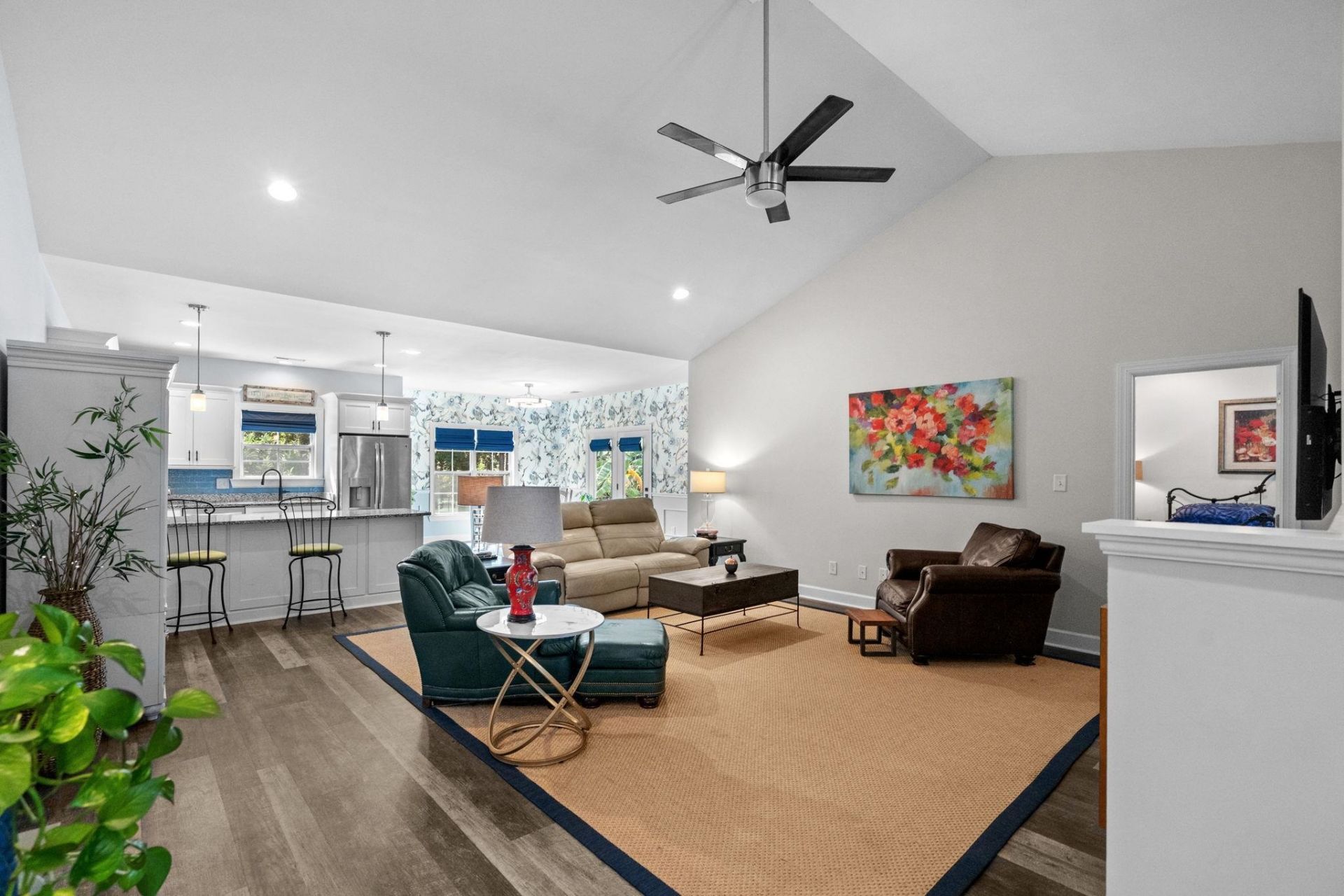359 Country Club Dr.  Photo 11