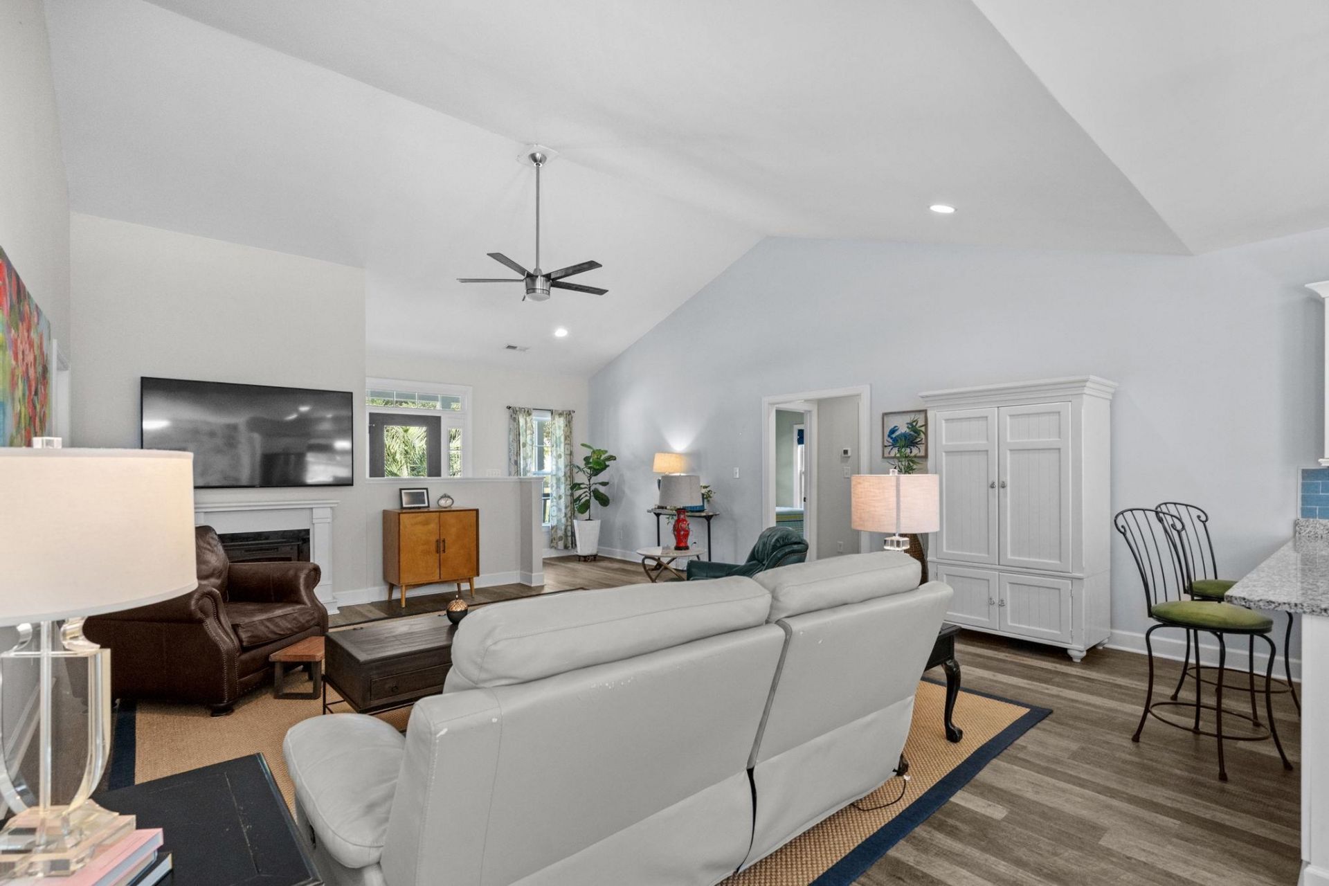 359 Country Club Dr.  Photo 12