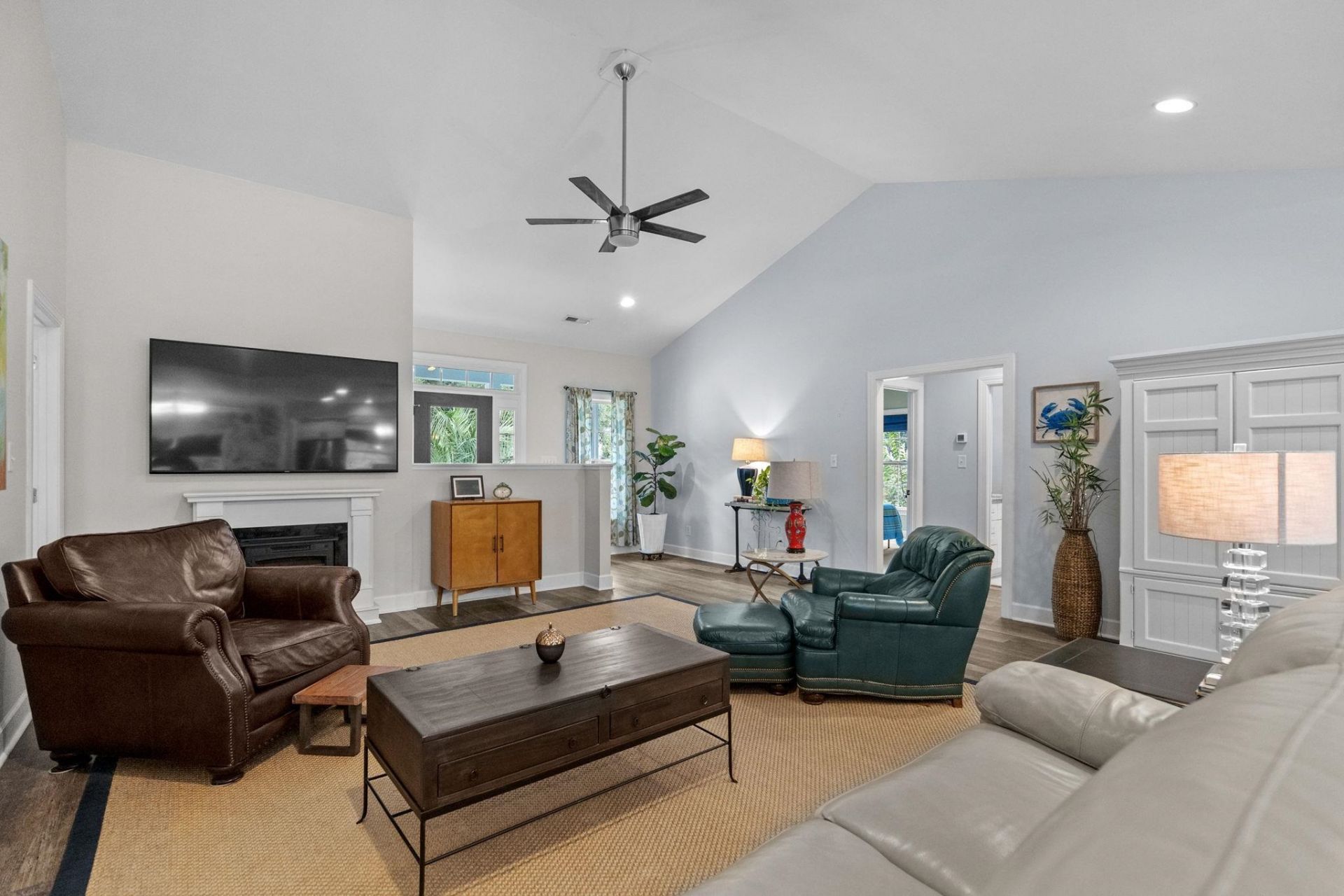 359 Country Club Dr.  Photo 14