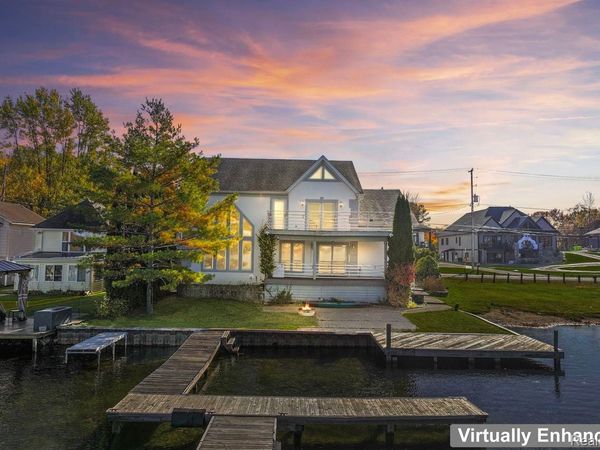 2076 S Long Lake Road , Fenton, Mi 48430