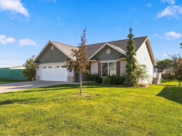 409 5th St N , Fairbank, IA 50629