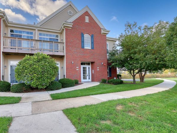 2561 W Colonial Woods Dr, Oak Creek, WI 53154